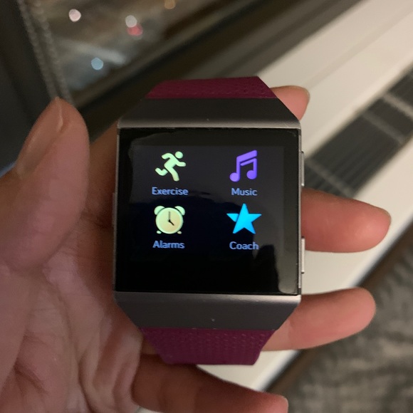 Fitbit Ionic - Picture 1 of 8